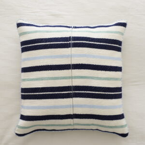 Housse de coussin tissée et cousue à la main avec des rayures bleu marine, bleu ciel et vert d'eau