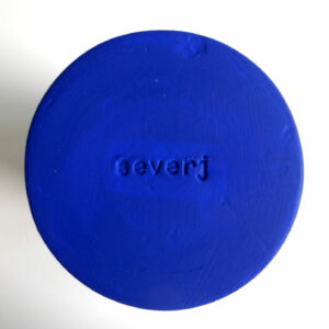Signature de l'artiste Zeynep Severge sur le vase Zigzag