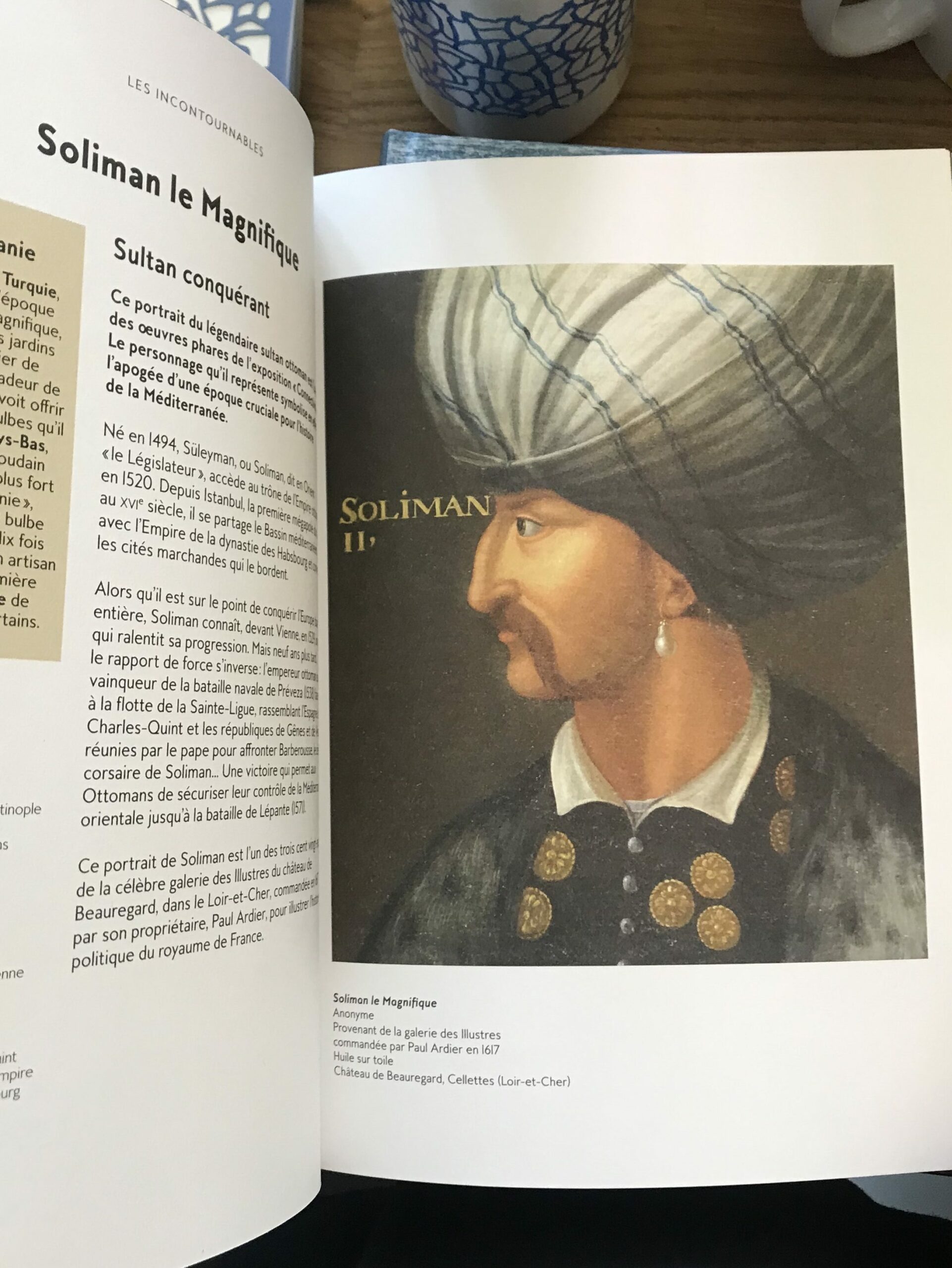 Le portrait de Soliman le Magnifique dans un livre au Mucem