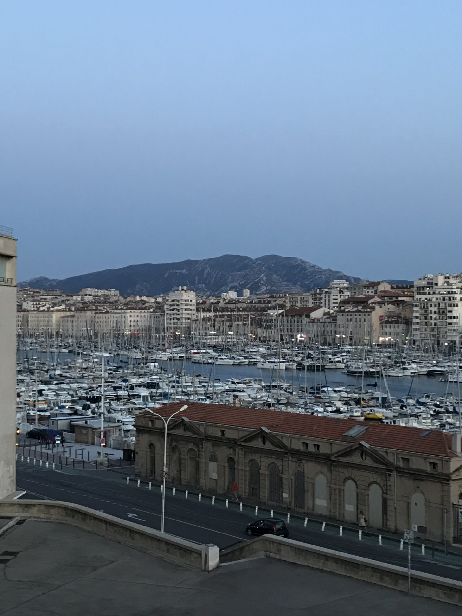 Le vieux port de Marseille après le coucher du soleil