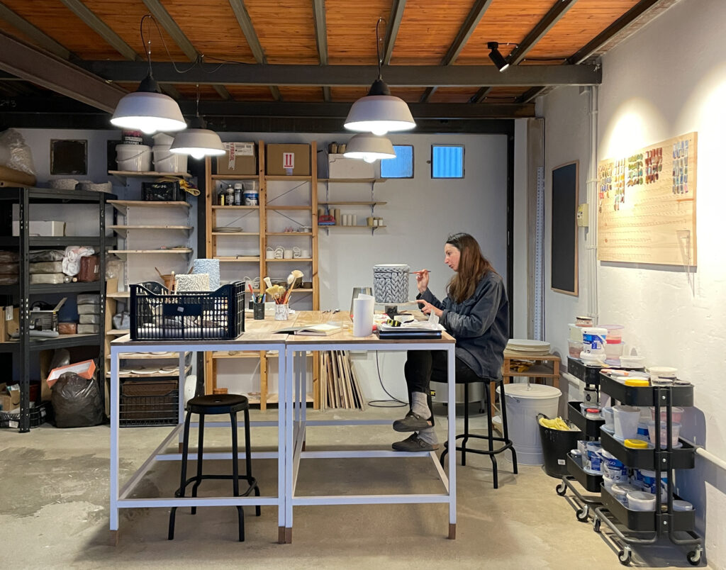 Dilara Harmanci dans son studio de céramique à La Corogne en Galice (Espagne).