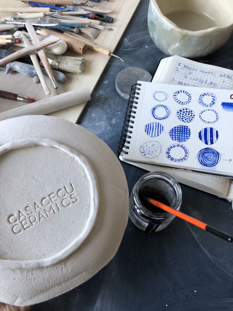 Estampille "Casa Cecu Ceramics" au dos d'une céramique de Dilara Harmanci