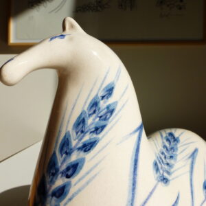 Statuette de cheval bleu turc en céramique