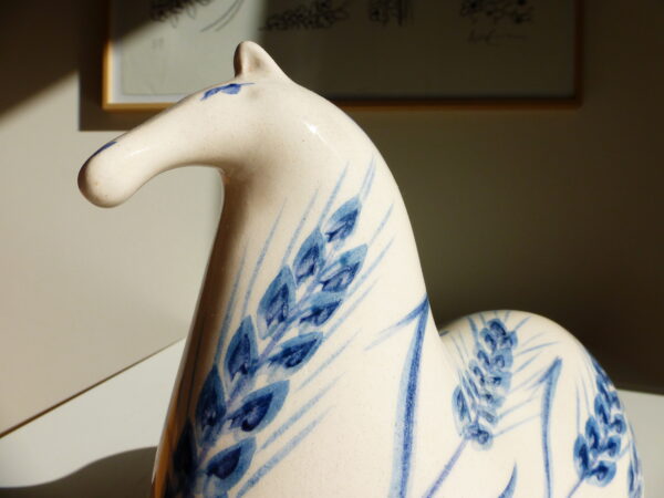 Statuette de cheval bleu turc en céramique