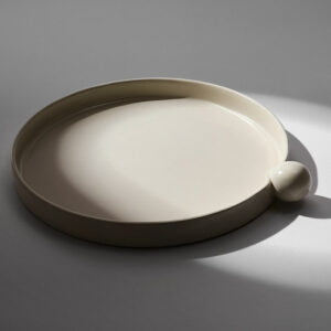 Assiette Cahun écrue, en céramique par Edetri