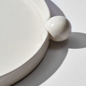 Assiette Cahun écrue, en céramique par Edetri