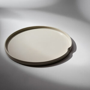 Assiette Lee écrue, en céramique par Edetri