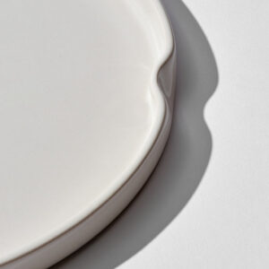 Assiette Lee écrue, en céramique par Edetri