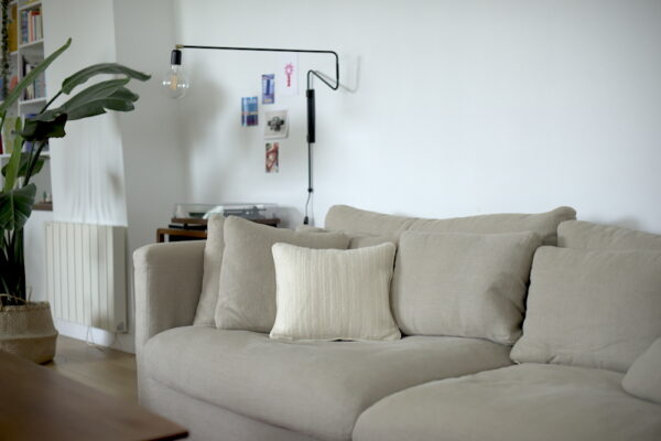Housse de coussin crème faite main en laine