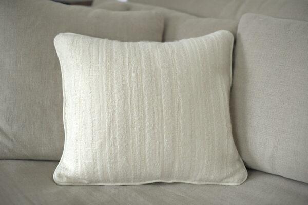 Housse de coussin crème faite main en laine