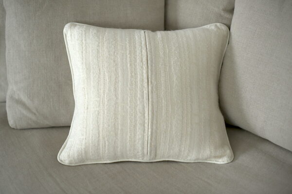 Housse de coussin crème faite main en laine