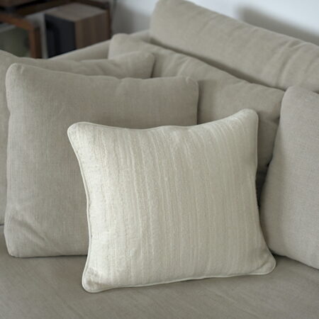 Housse de coussin crème faite main en laine