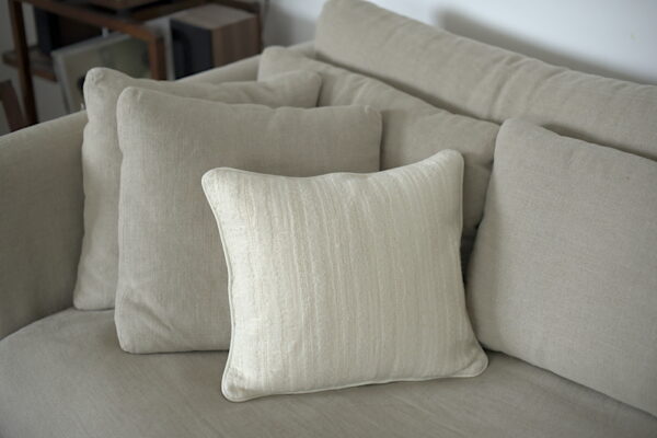Housse de coussin crème faite main en laine