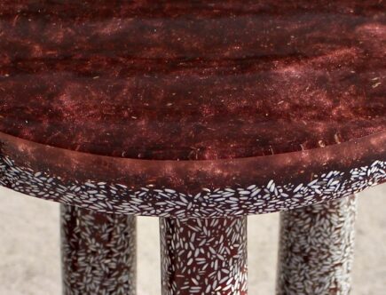 Table basse rouge faite à partir du riz basmati, par Buse Bilgisin.