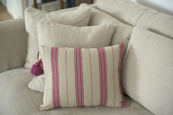 Coussin "Lisa" beige aux rayures roses