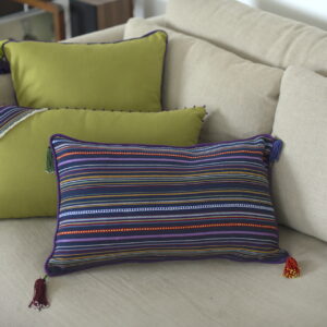 Coussin "Lale" rectangle, bleu et violet aux rayures colorées