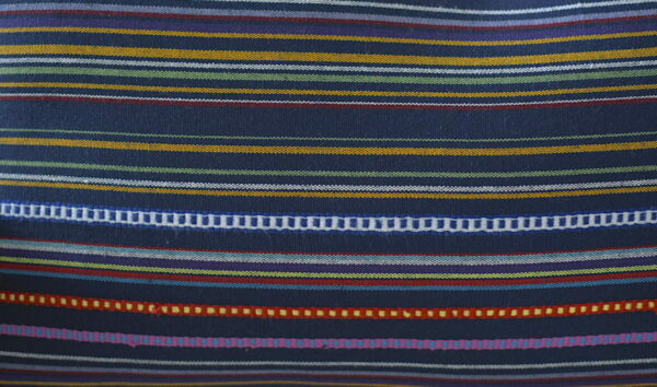 Coussin "Yöre" rectangle, bleu et violet aux rayures colorées