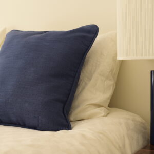 Coussin bleu fait-main à Istanbul par Didem