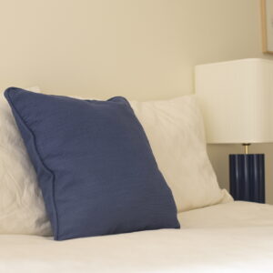 Coussin bleu fait-main à Istanbul par Didem