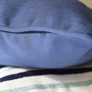 Coussin bleu fait-main à Istanbul par Didem